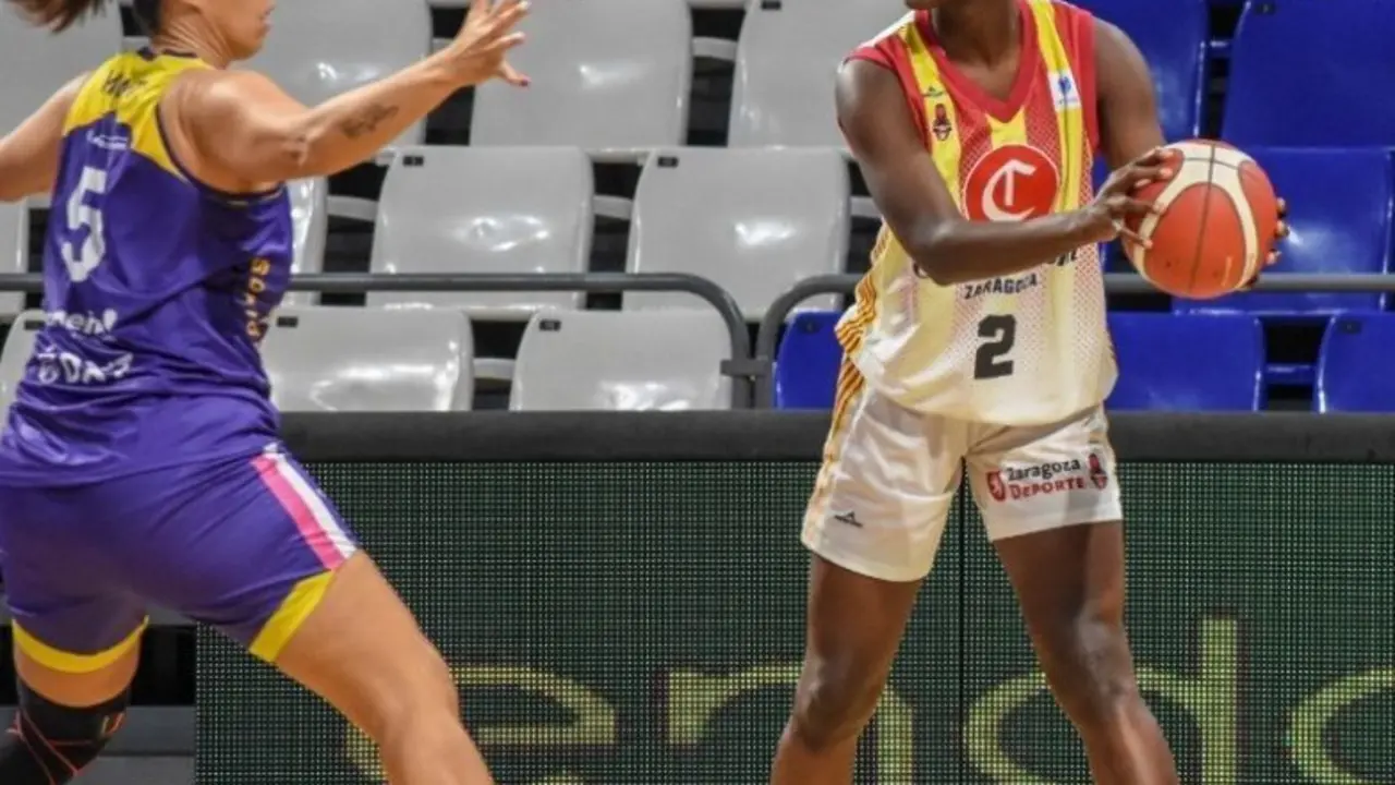 Aminata Sangare busca una l&iacute;nea de pase. Foto: FEB