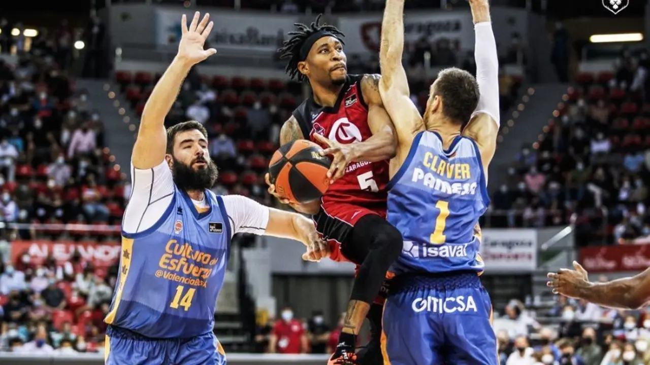 Stan Okoye, entre Claver y Dublevic. Foto: Esther Casas / Casademont Zaragoza