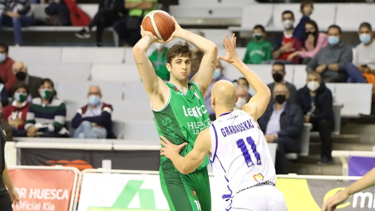 Jaime Fern&aacute;ndez, defendido por Grabauskas en el partido ante Almansa. Foto: FEB
