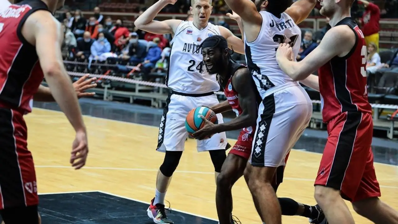 Matt Mobley entra con dificultad entre dos rivales. Foto: FIBA
