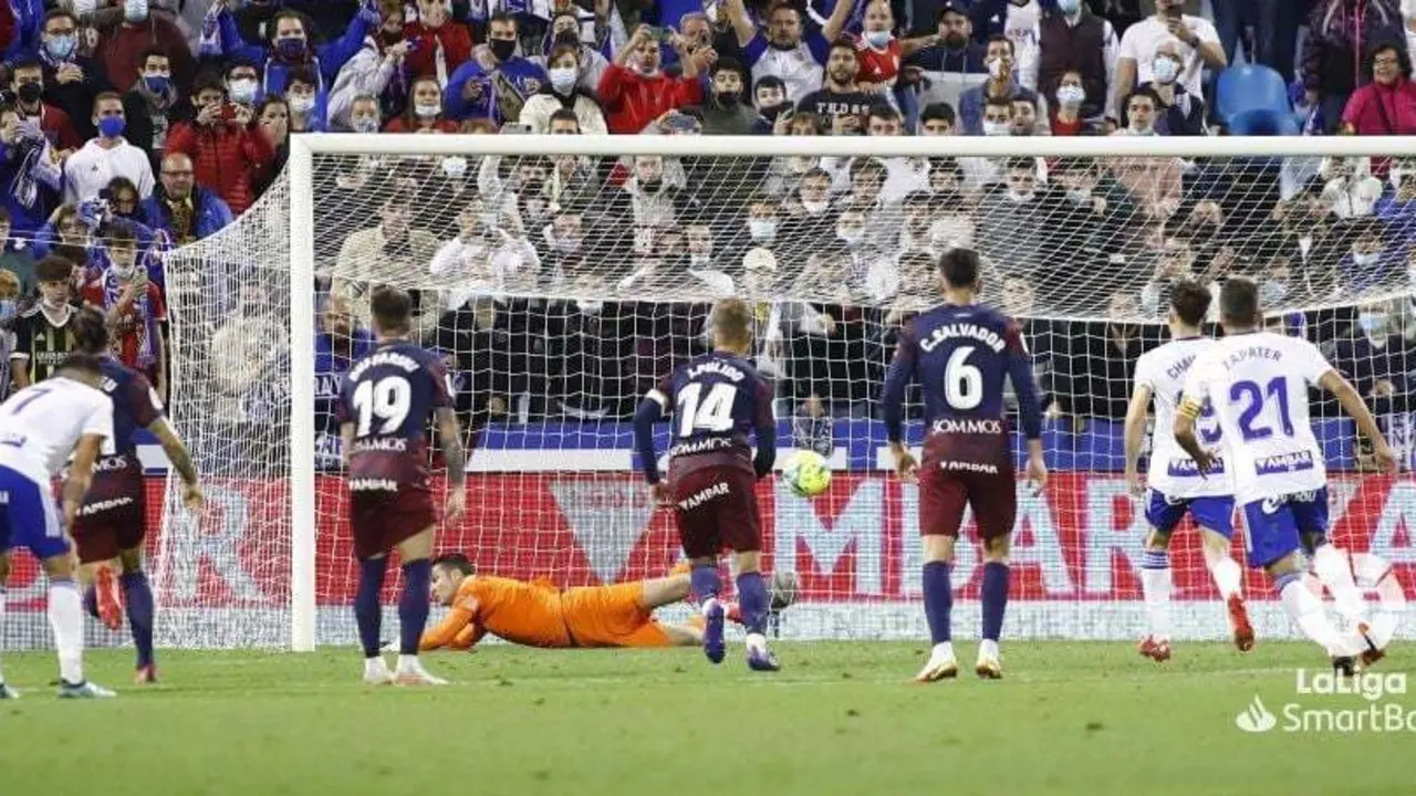 Penalti fallado por &Aacute;lvaro Gim&eacute;nez la temporada pasada  entre el Zaragoza y el Huesca. Foto: LaLiga