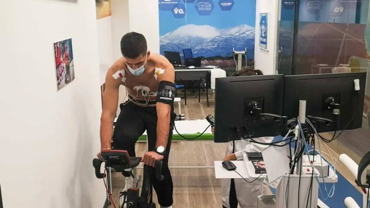 Aleksandar Andrejevic, en la prueba de esfuerzo de la cl&iacute;nica del doctor Sarasa. Lam&uacute;a ya tiene a su pivot de referencia. Foto: CB Pe&ntilde;as