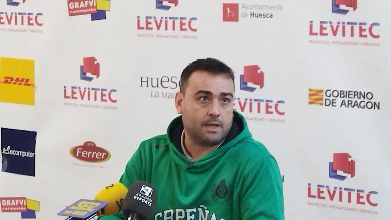 Sergio Lam&uacute;a, t&eacute;cnico del Levitec Huesca durante una rueda de prensa. Foto: Sportaragon