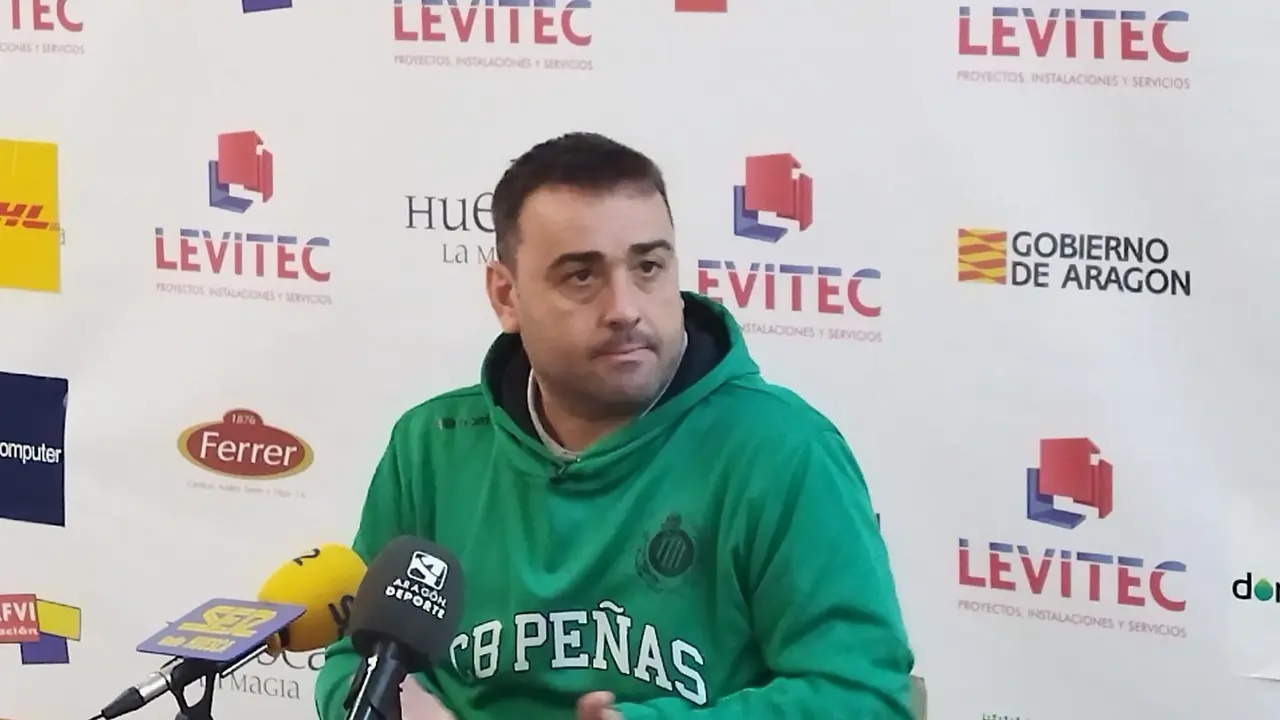 Sergio Lam&uacute;a, t&eacute;cnico del Levitec Huesca durante una rueda de prensa. Foto: Sportaragon