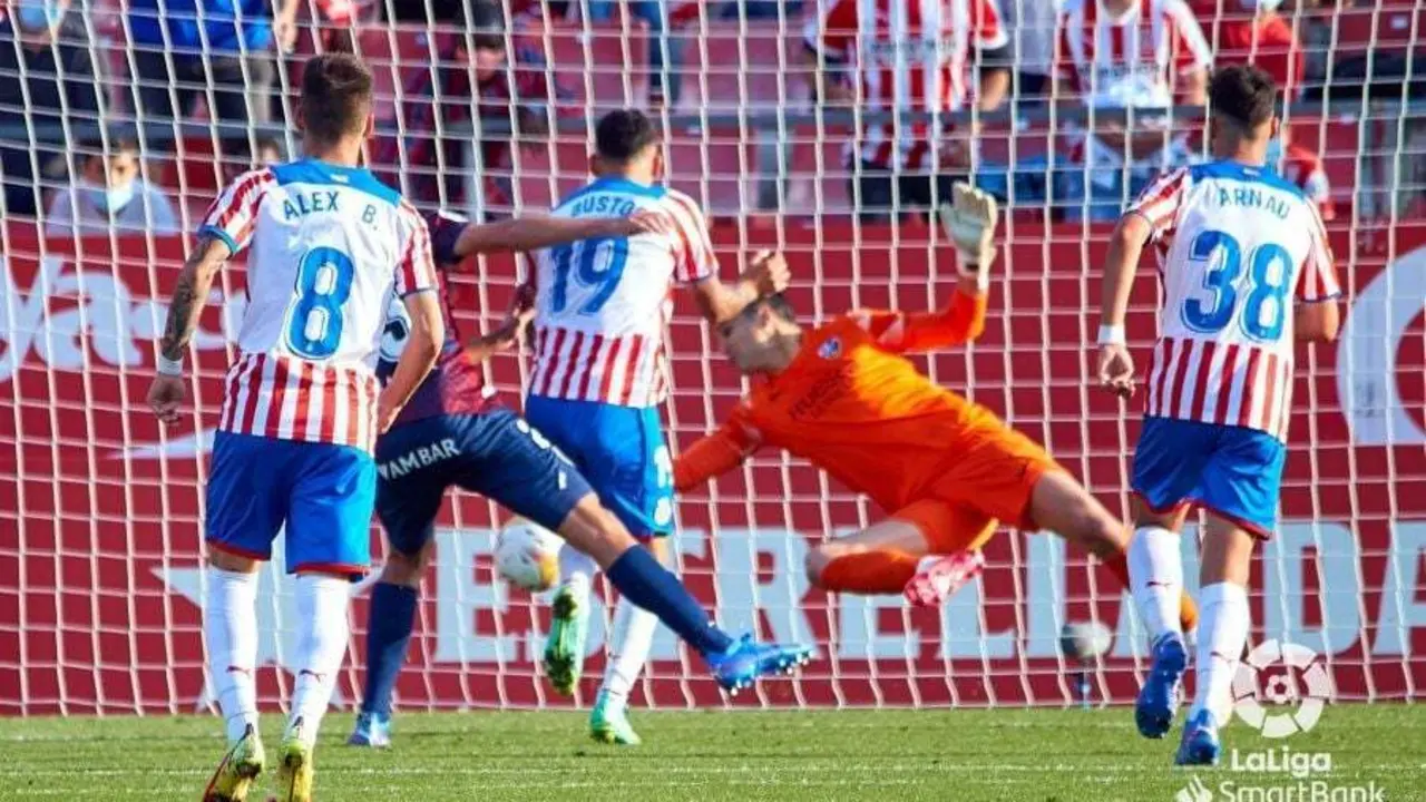 Andr&eacute;s Fern&aacute;ndez tapa el que hubiera sido el segundo del Girona | Foto: LaLiga Smartbank