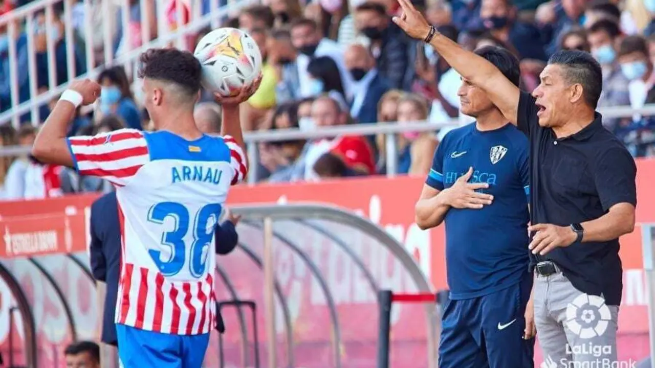 Nacho Ambriz da instrucciones desde el banquillo | Foto: LaLiga Smartbank
