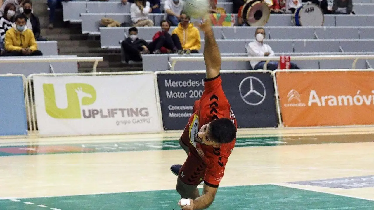 Joao Pinto lanza a la porter&iacute;a del Cangas y da la victoria al Bada con el tiempo cumplido. Foto:C.Pascual