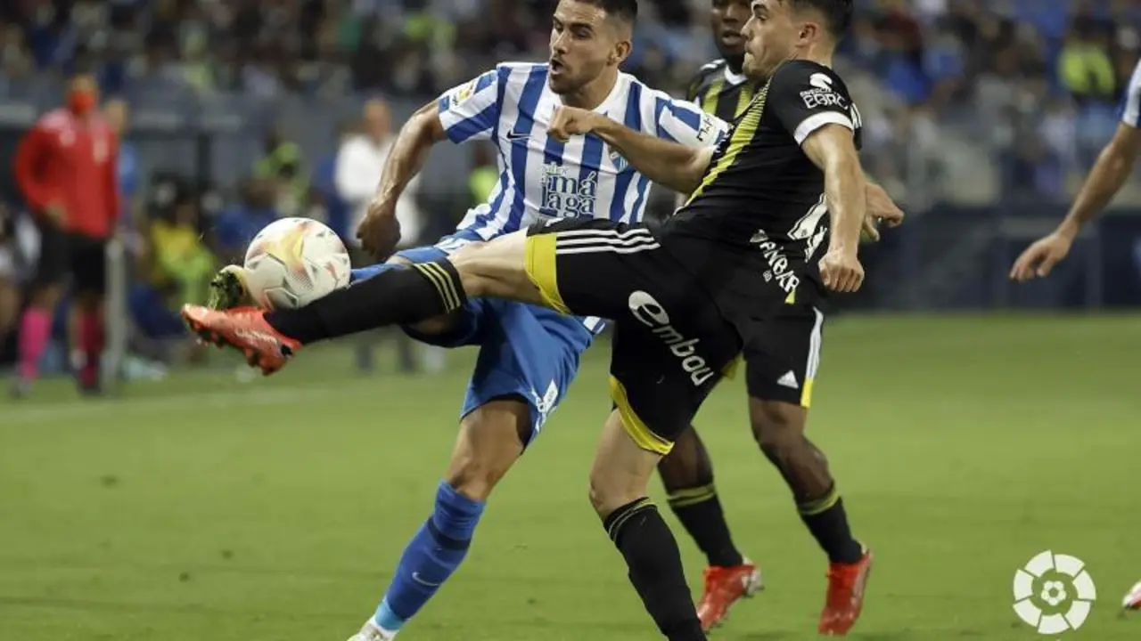 Pep Chavarr&iacute;a pelea por un bal&oacute;n dividido en La Rosaleda | Foto: La Liga 