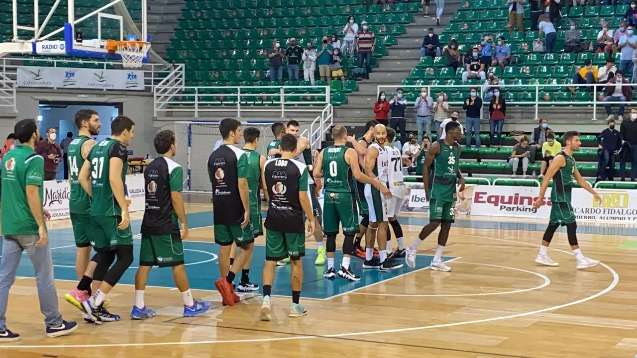 Los jugadores se saludan al t&eacute;rmino del encuentro. Foto: @Caceres_Basket