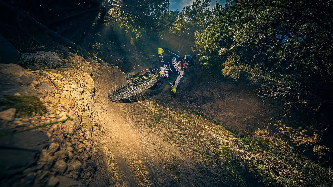 Espectacular imagen de uno de los 'bikers' del Campeonato de Arag&oacute;n de Descenso celebrado en Villan&uacute;a. Foto: Yhabril/Turismo Villan&uacute;a.