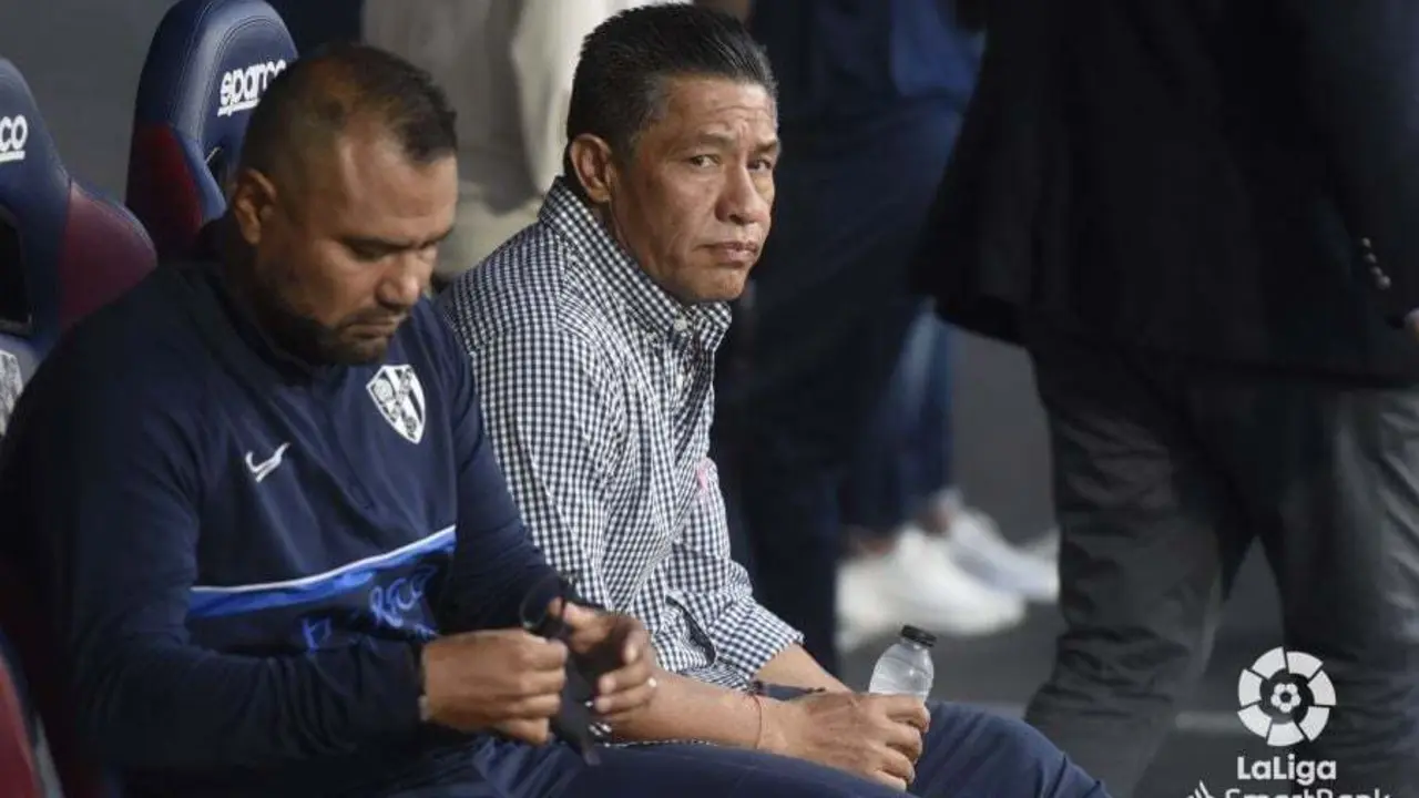 Nacho Ambriz en el banquillo del Huesca -M&aacute;laga en El Alcoraz. Foto: LaLiga