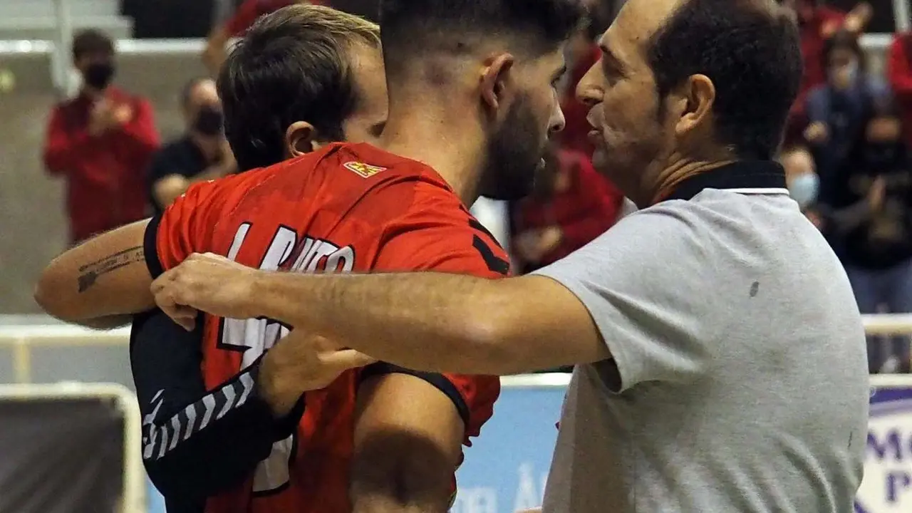 Nolasco abraza a Joao Pinto tras marcar el luso el gol de la victoria contra Cangas. Foto: C.Pascual