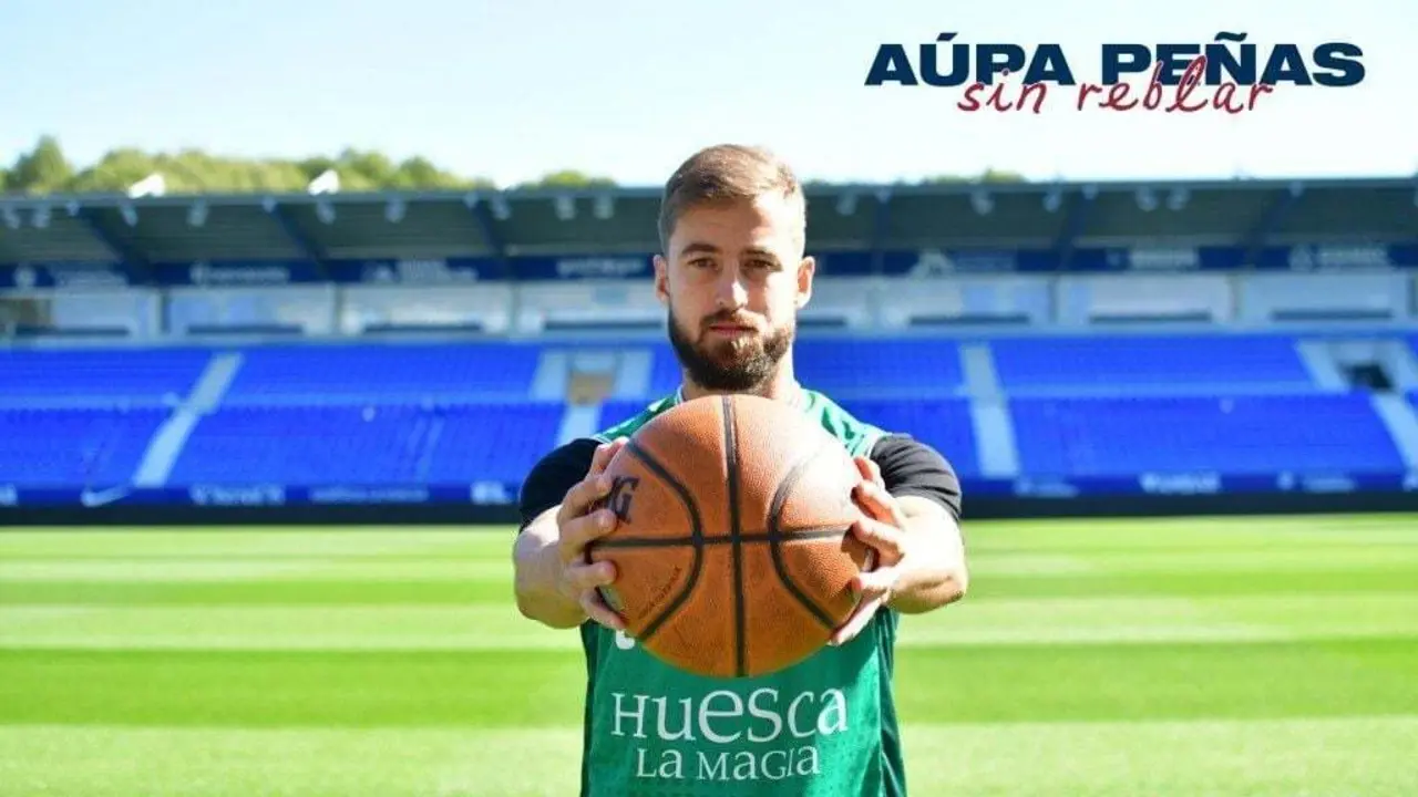 Pulido, capit&aacute;n de la SD Huesca, es la bandera de enganche al convenio entre el f&uacute;tbol y el CB Pe&ntilde;as. Foto: SD Huesca