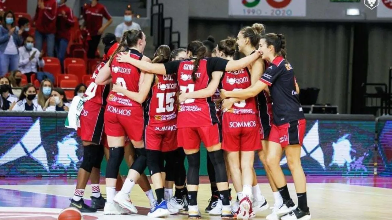 Las jugadoras celebran el triunfo ante IDK Euskotren. Foto: Esther Casas / Casademont Zaragoza