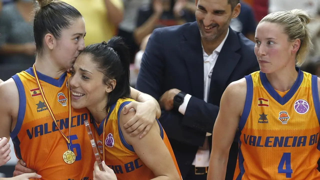 Cristina Ouvi&ntilde;a se abraza a su compa&ntilde;era Lorena Segura. Foto: @valenciabasket