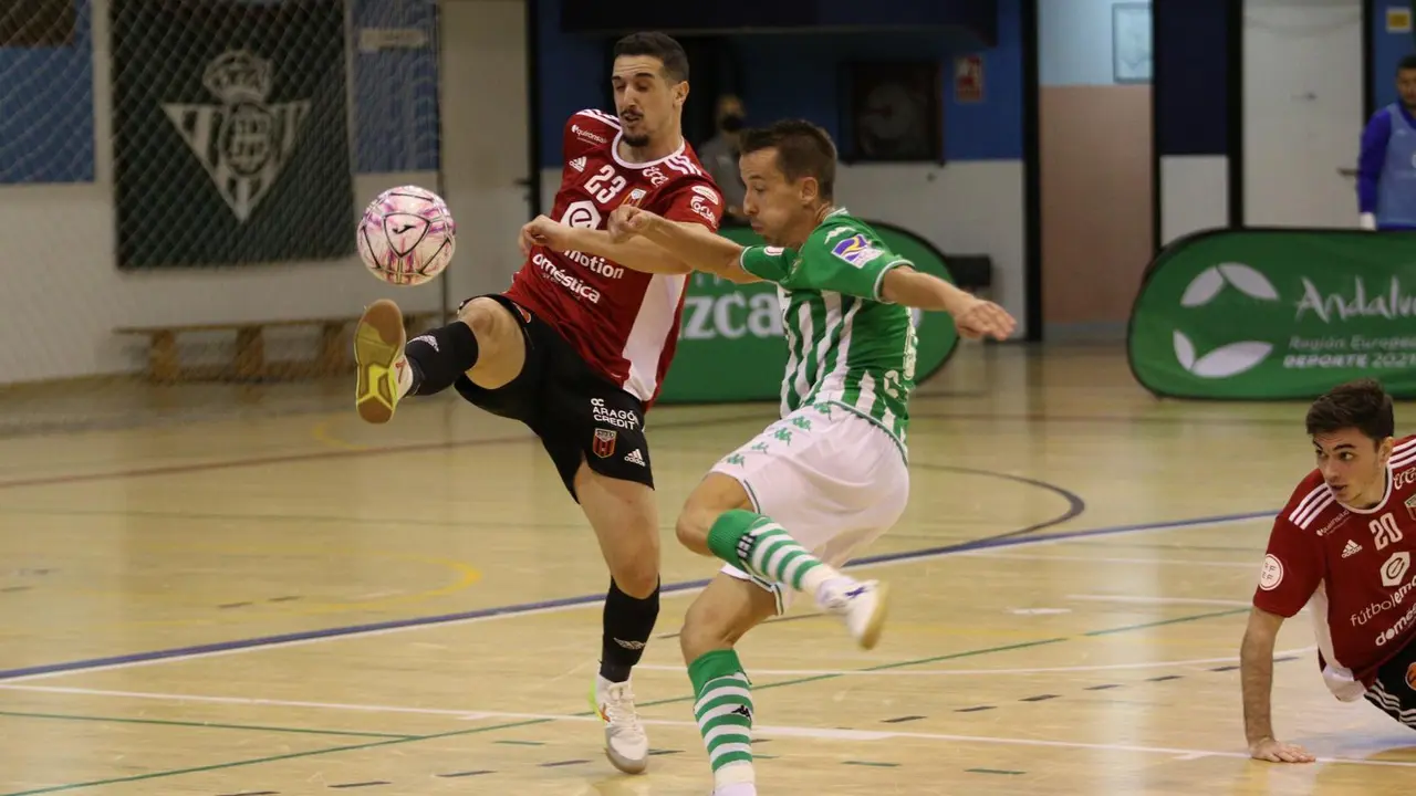Manolo Piqueras disputa un bal&oacute;n en San Pablo. Foto: Real Betis