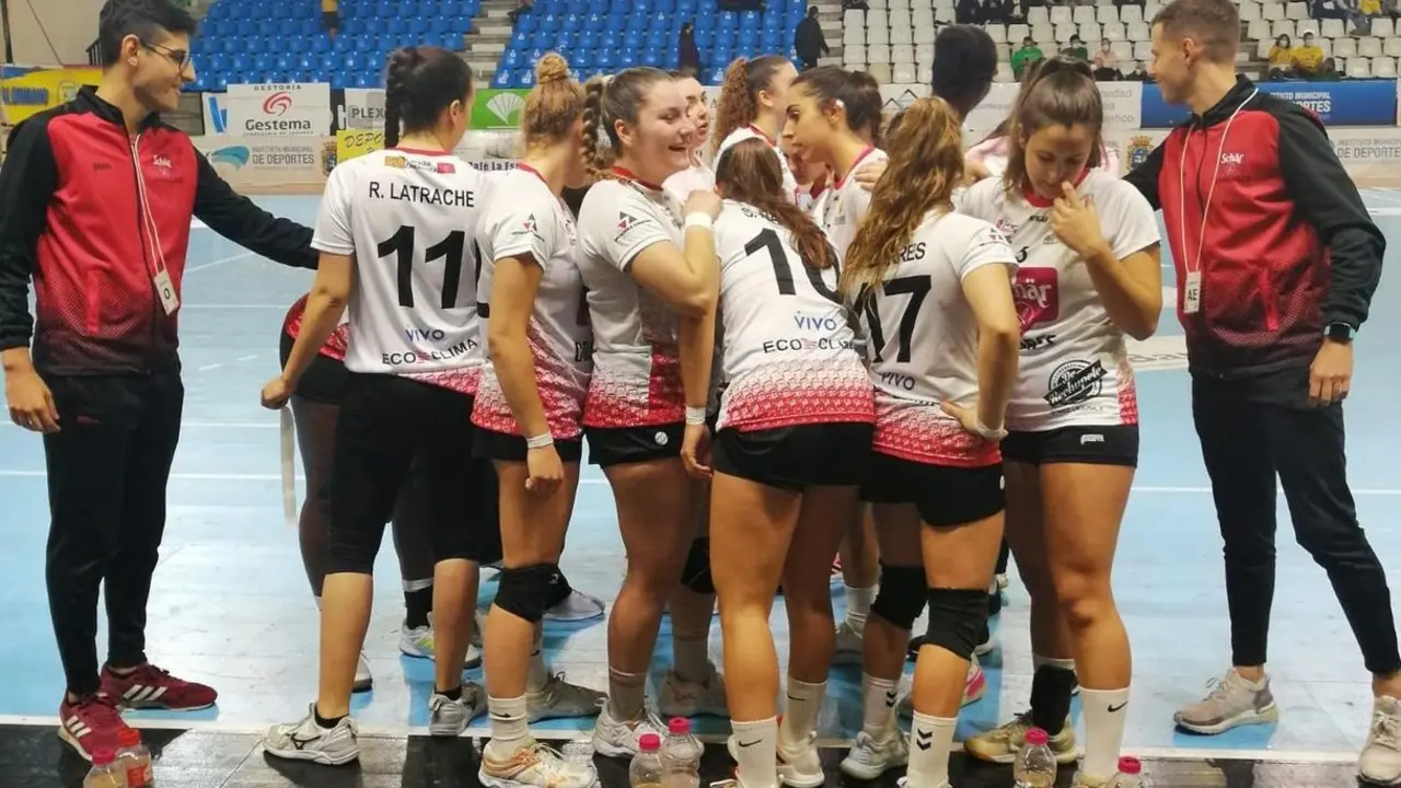El equipo, en un tiempo muerto. Foto: Sch&auml;r Colores Balonmano