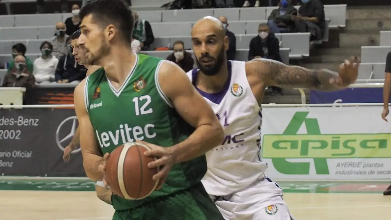 Aleksandar Andrejevic, en la imagen, tiene que empezar a ser un jugador decisivo bajo aros. Foto: C. Pascual