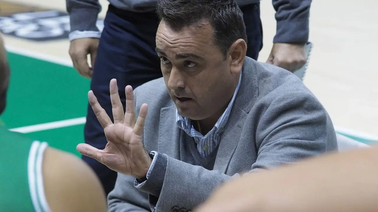 Sergio Lam&uacute;a da instrucciones en un tiempo muerto. Foto: C. Pascual