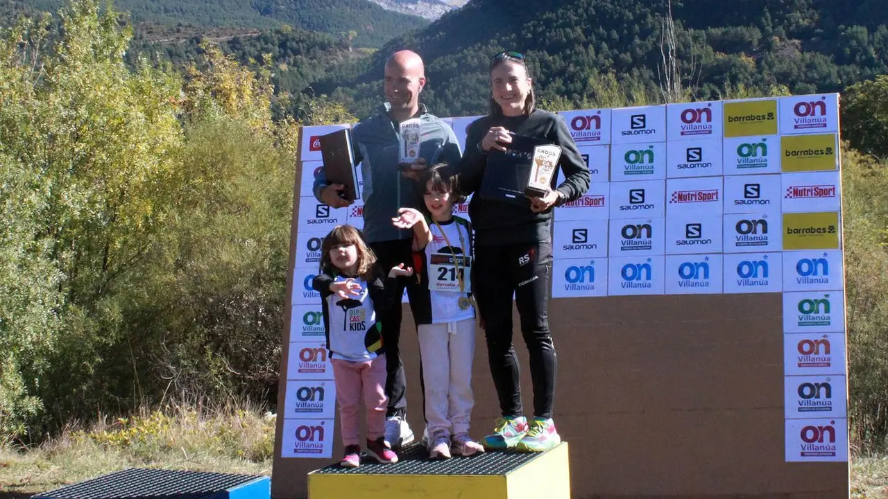 Caballero y Maiora en lo m&aacute;s alto del podium de la 11K El Juncaral de Villan&uacute;a. Foto: Villan&uacute;a