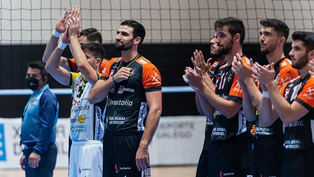 Los turolenses celebrando la victoria en Boiro. | Foto: Boiro Voleibol