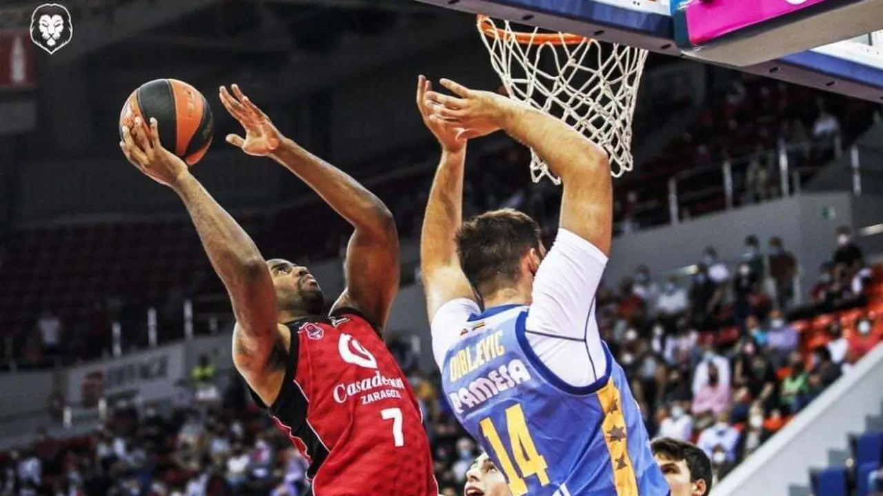 McLean, ante Dubljevic (Valencia Basket), en el partido de liga. Foto: Esther Casas / Casademont Zaragoza