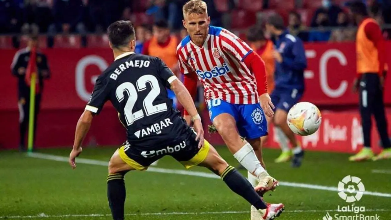 Sergio Bermejo presiona un pase de Samu S&aacute;iz. Imagen: LaLiga.