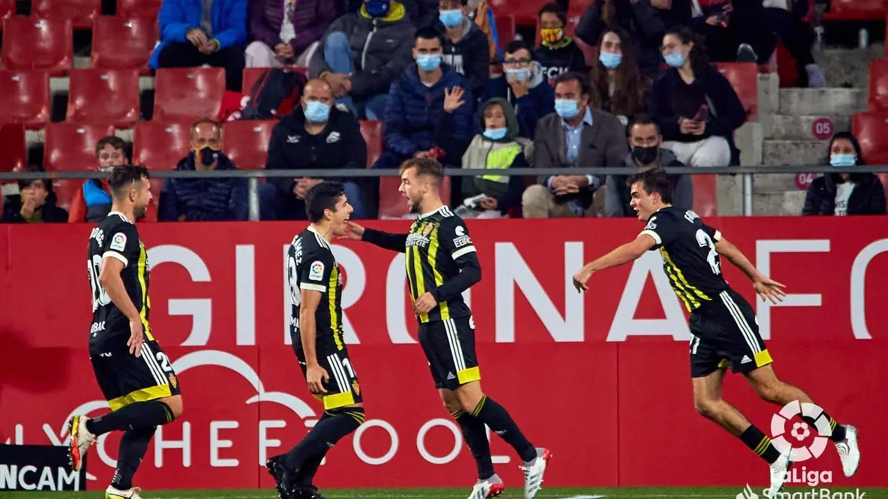 Los futbolistas del Real Zaragoza celebran el tanto de Vada en Montilivi | Foto: La Liga