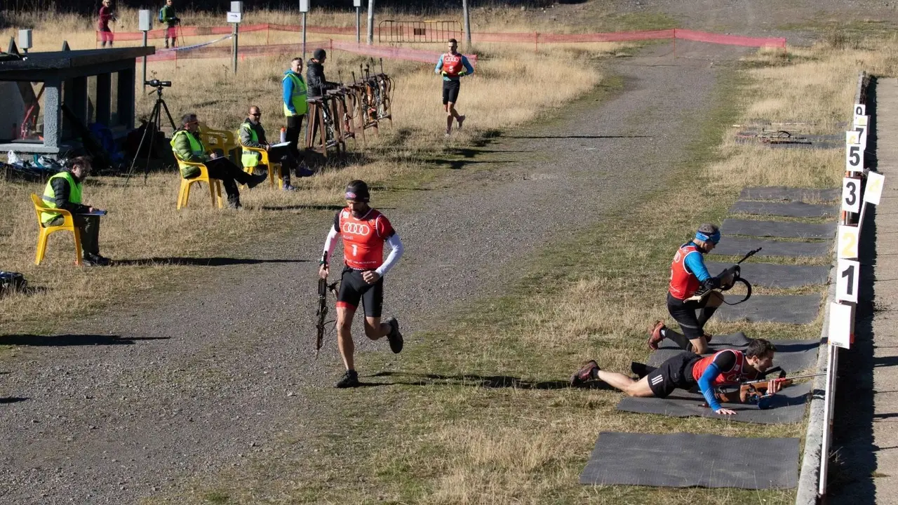 El tiro es una parte fundamental del biathlon cross, que el pasado domingo celebr&oacute; en Candanch&uacute; el campeonato de Arag&oacute;n. Foto: Cedida