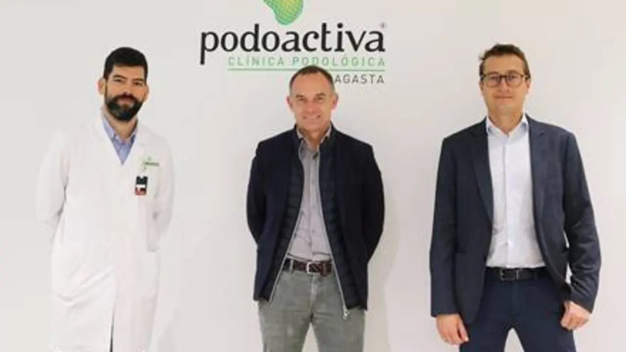 El presidente del Real Zaragoza en el centro de la imagen antes de la firma de la renovaci&oacute;n del convenio con Podoactiva. Foto: Cedida