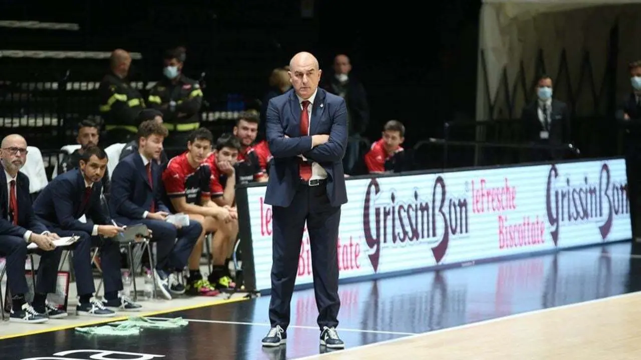 Jaume Ponsarnau pensativo en la pista del Reggio Emilia. Foto: FIBA