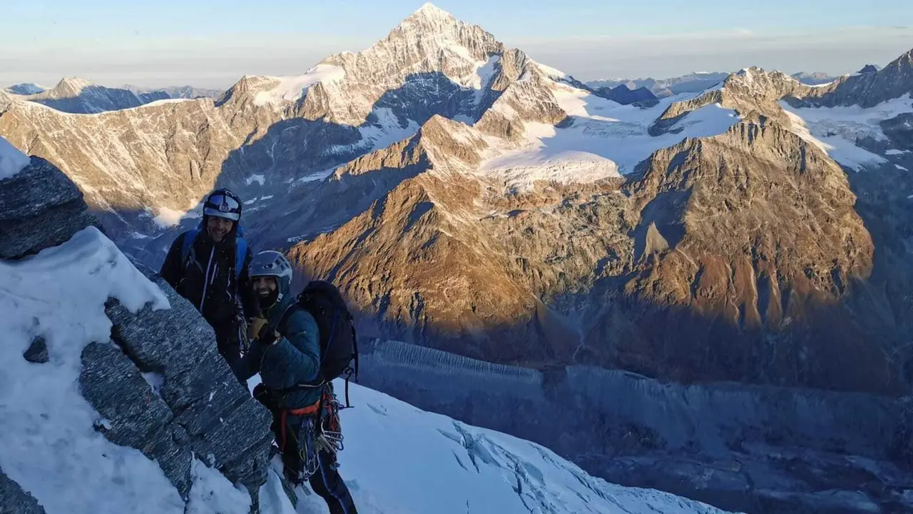 Los hermanos Galve, en la norte del Cervino, una de las monta&ntilde;as m&aacute;s espectaculares del mundo y la m&aacute;s dibujada. Foto: Hermanos Galve