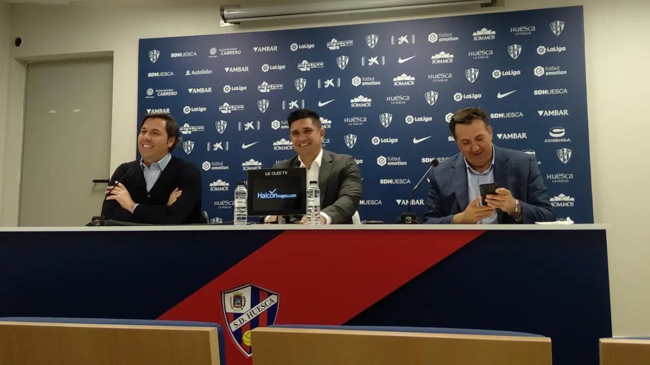 Presentaci&oacute;n de Xisco Mu&ntilde;oz con Rub&eacute;n Garc&iacute;a a su derecha y el hoy presidente del club a su izquierda. Foto: V&iacute;ctor Rap&uacute;n