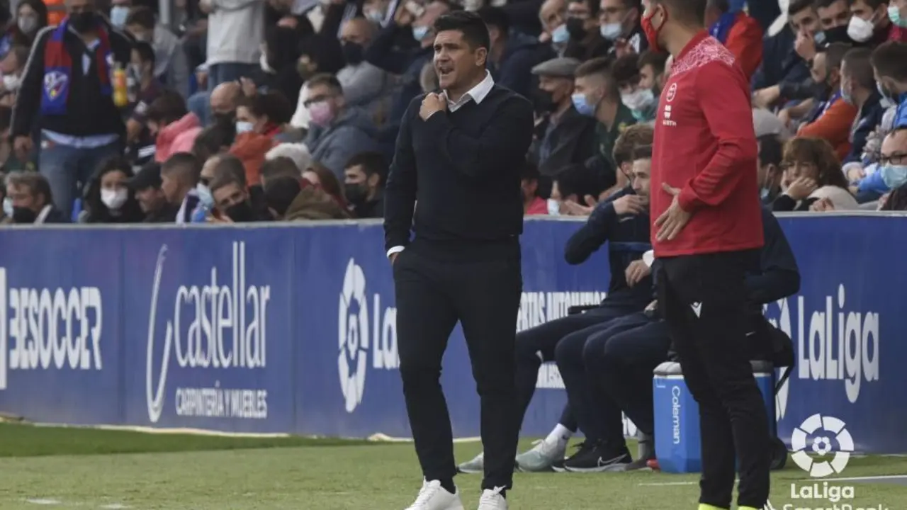 Xisco Mu&ntilde;oz da &oacute;rdenes a sus jugadores en el debut en El Alcoraz. Foto: La Liga.