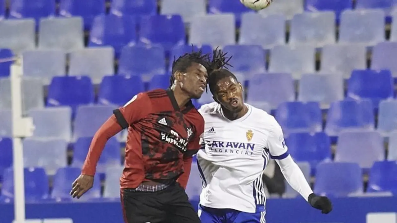 Jair Amador y Nicolas Jackson disputan un bal&oacute;n a&eacute;reo en el Real Zaragoza-CD Mirand&eacute;s de la temporada pasada. | Foto: Real Zaragoza