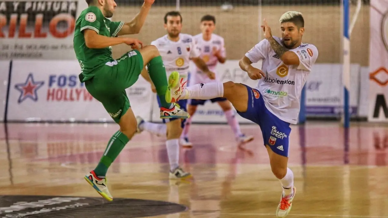 &Aacute;ngel Claudino disputa una acci&oacute;n