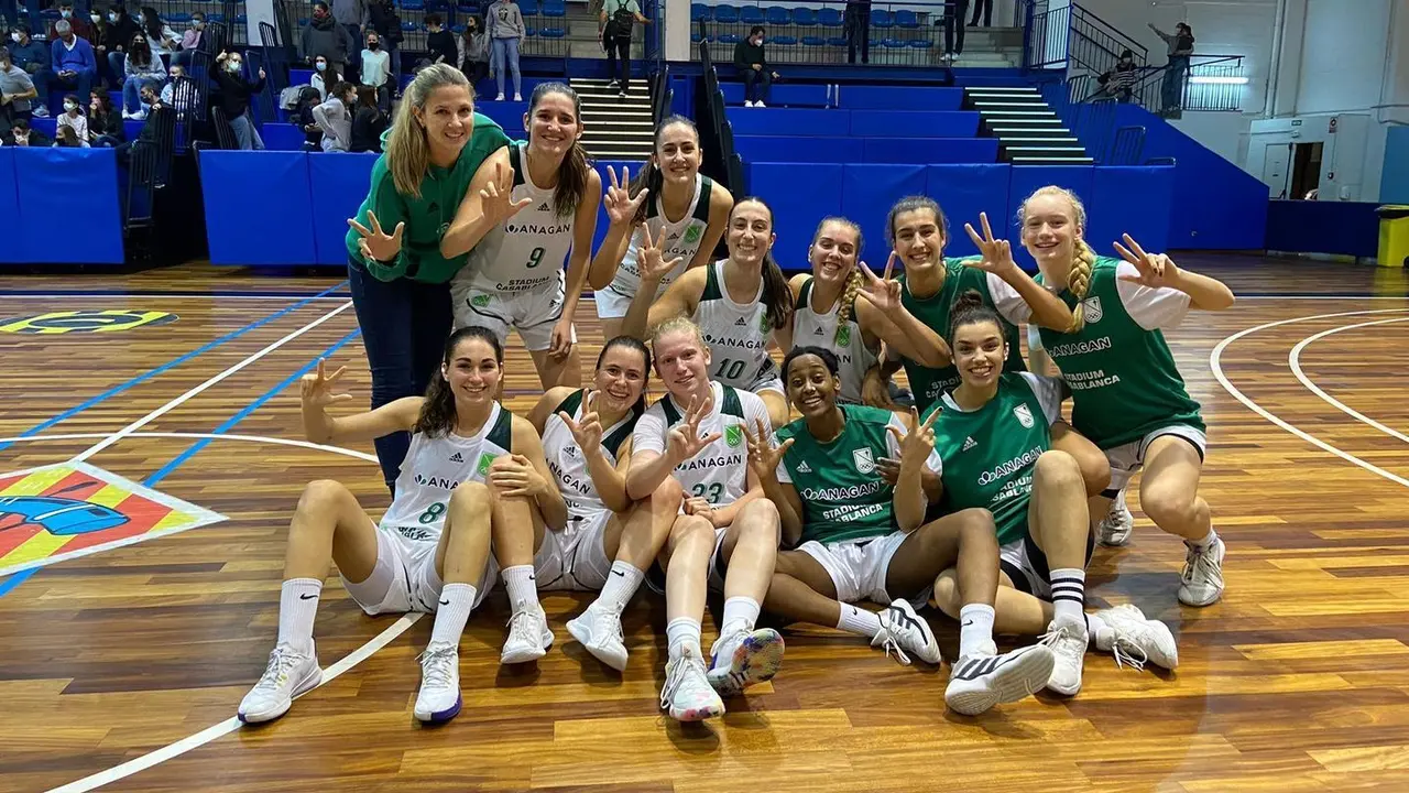 Las jugadoras blanquiverdes celebran el triunfo. Foto: @STCBaloncesto