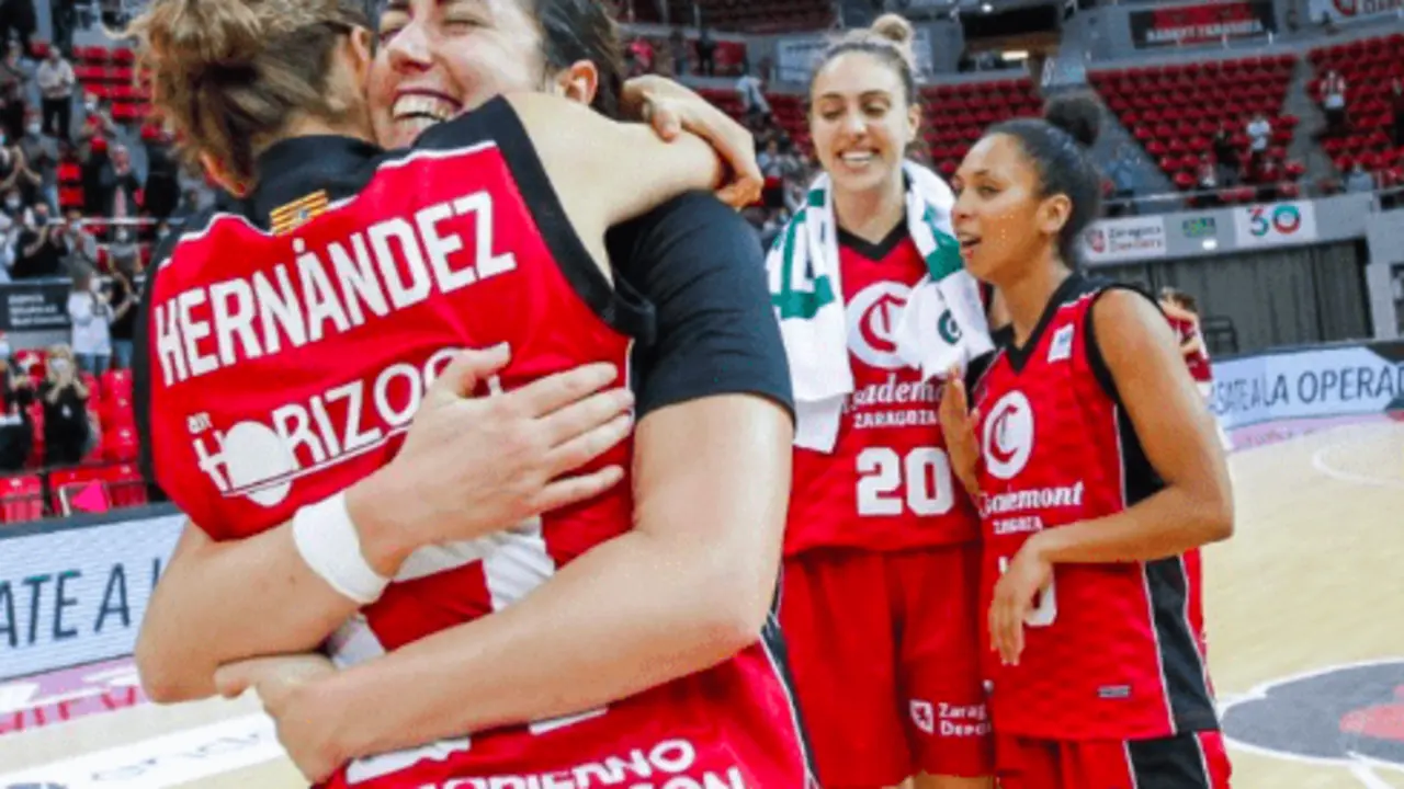 Las jugadoras rojillas celebran la victoria.