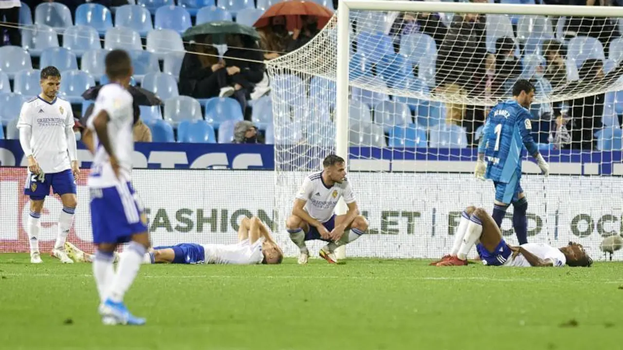 Los jugadores del Real Zaragoza derrumbados tras encajar el gol del empate. | Foto: Real Zaragoza