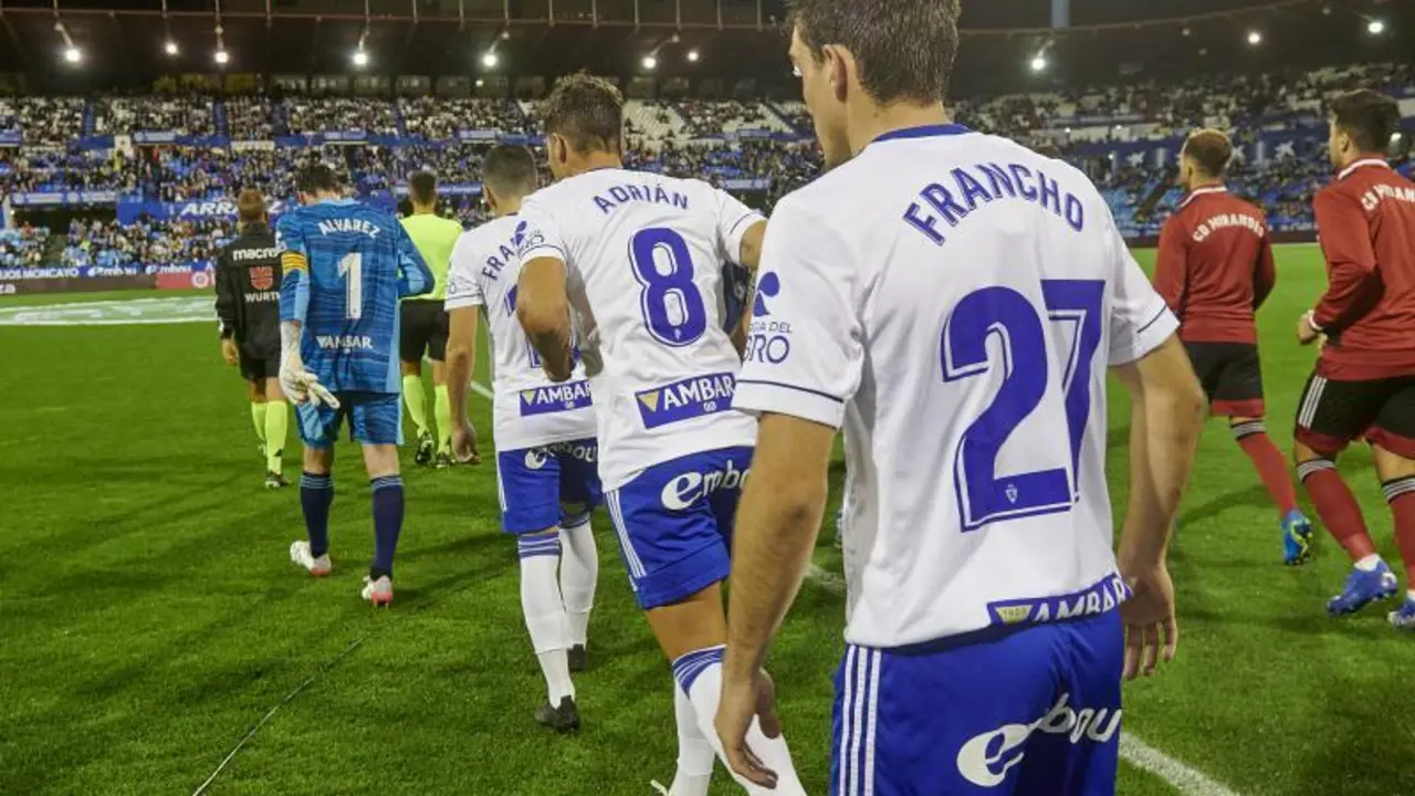 Los jugadores del Real Zaragoza saltan al c&eacute;sped de La Romareda en el partido frente al Mirand&eacute;s. | Foto: Real Zaragoza