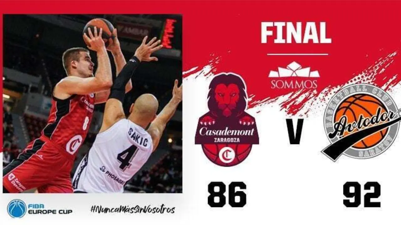 Radoncic intenta anotar ante Sakic. Foto: Casademont Zaragoza