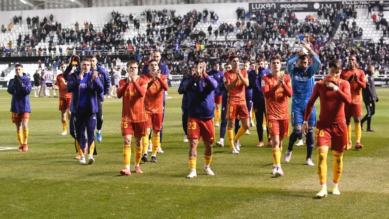 Los futbolistas del Real Zaragoza agradecen el apoyo de la afici&oacute;n tras el triunfo en Burgos | Foto: Real Zaragoza