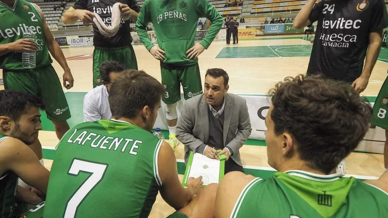 Sergio Lam&uacute;a se dirige a sus hombres este viernes. Foto: C. Pascual