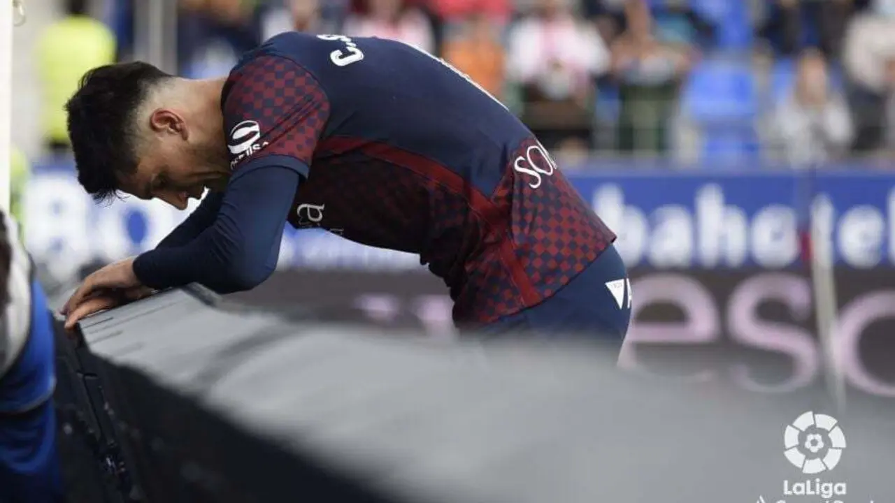 Cristian Salvador se lamenta sobre la valla | Foto: LaLiga
