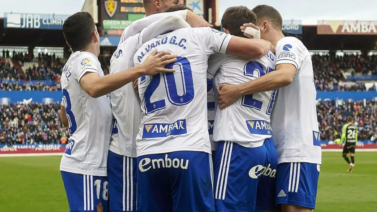 Los futbolistas del Real Zaragoza celebran el gol y la victoria en La Romareda | Foto: Real Zaragoza