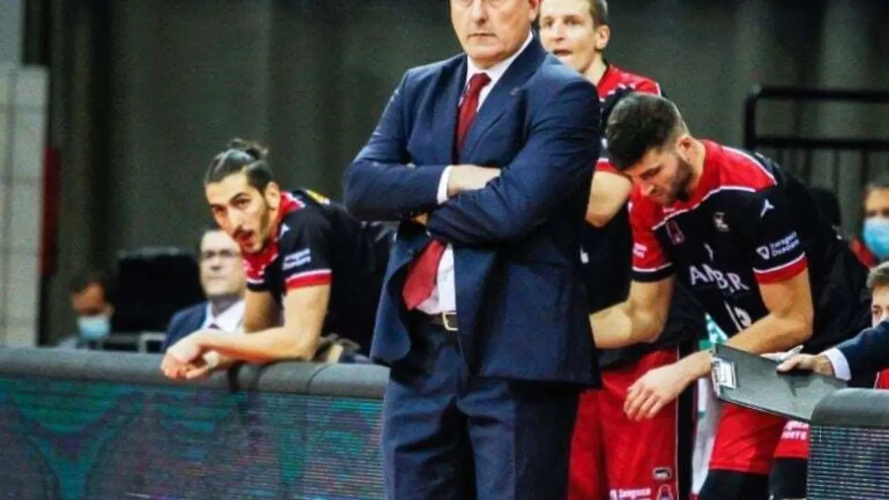 Ponsarnau pone en valor la gran defensa del equipo en la primera parte. Foto: Esther Casas / Casademont Zaragoza