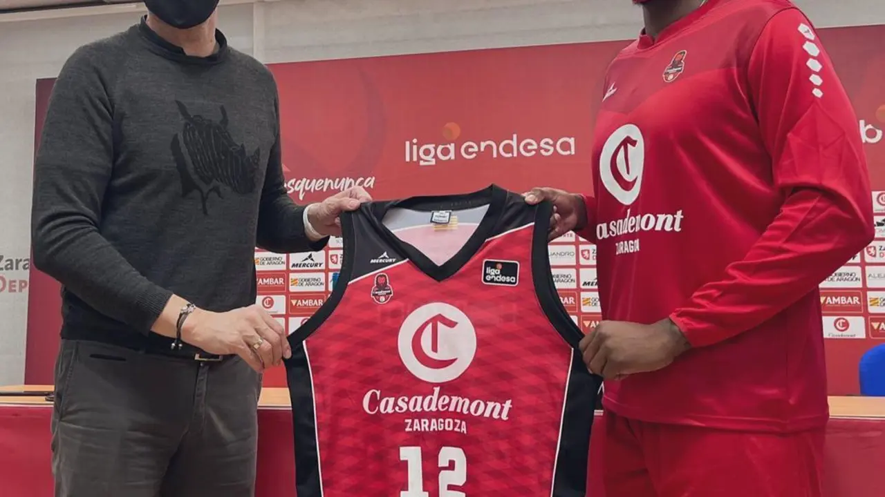 Deon Thompson, junto al director deportivo, Pep Cargol. Foto: Casademont Zaragoza