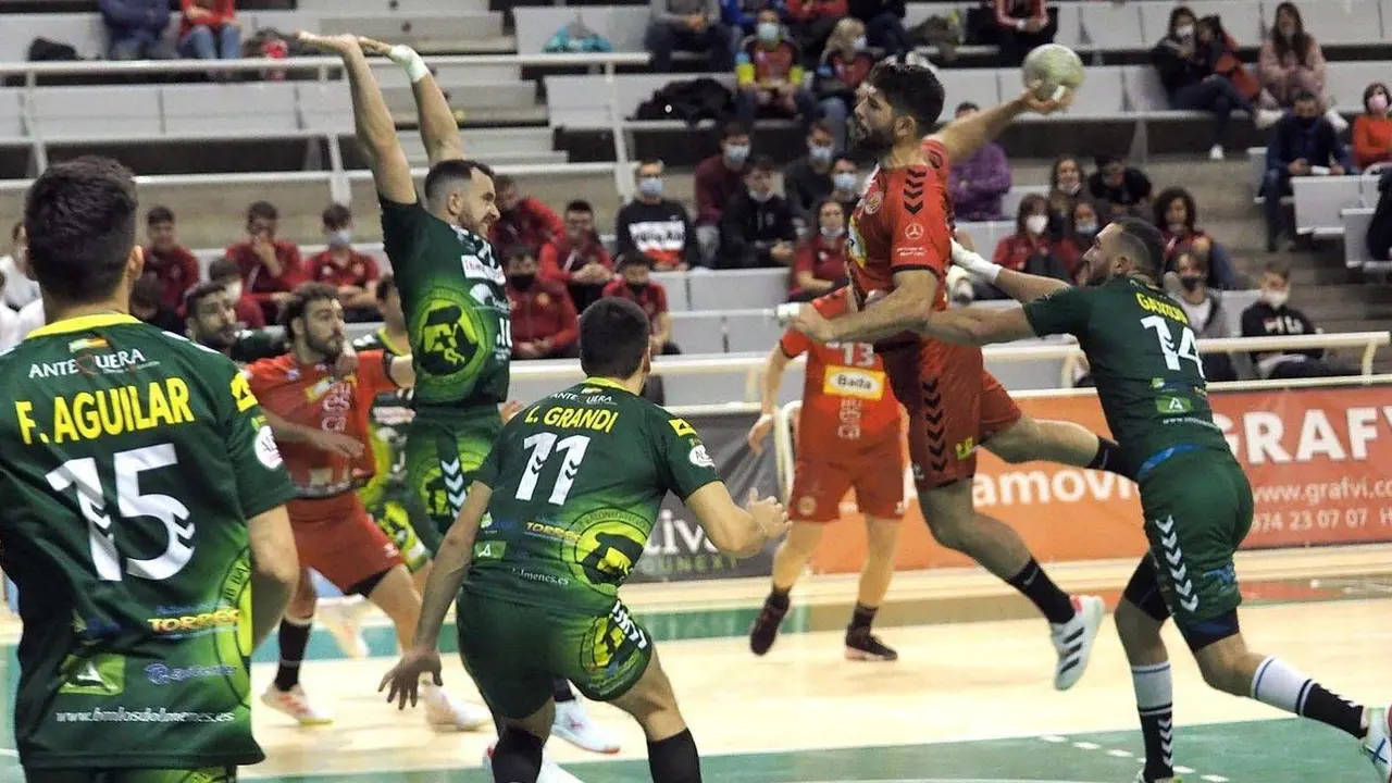 Joao Pinto en una jugada de ataque contra Antequera. Foto: C.Pascual