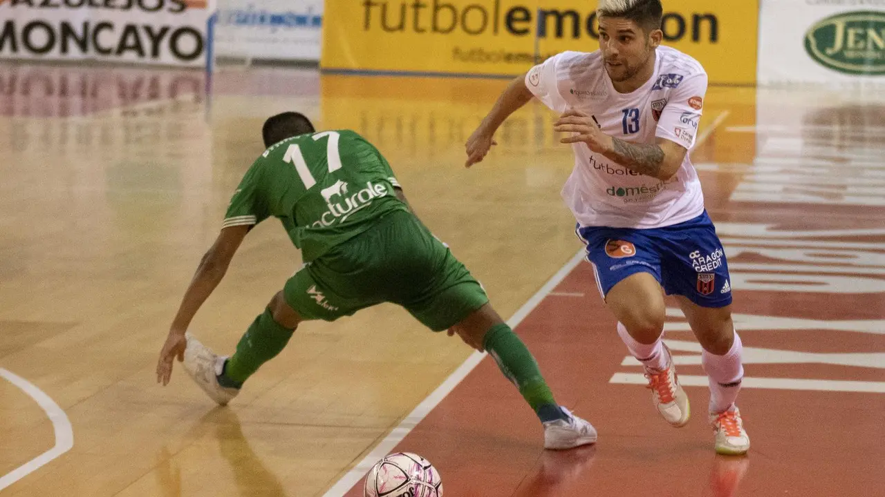 &Aacute;ngel Claudino, ante Xota. Foto: F&uacute;tbol Emotion Zaragoza