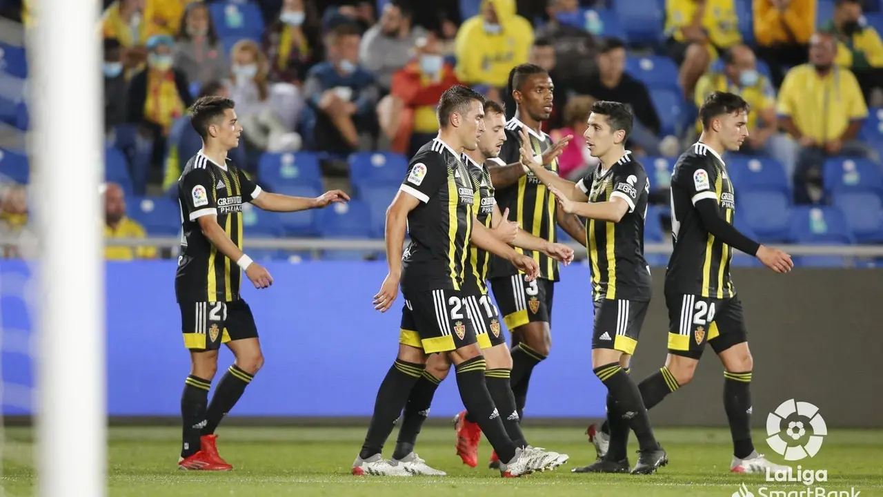 Los futbolistas del Real Zaragoza celebran su reacci&oacute;n ante Las Palmas | Foto: La Liga